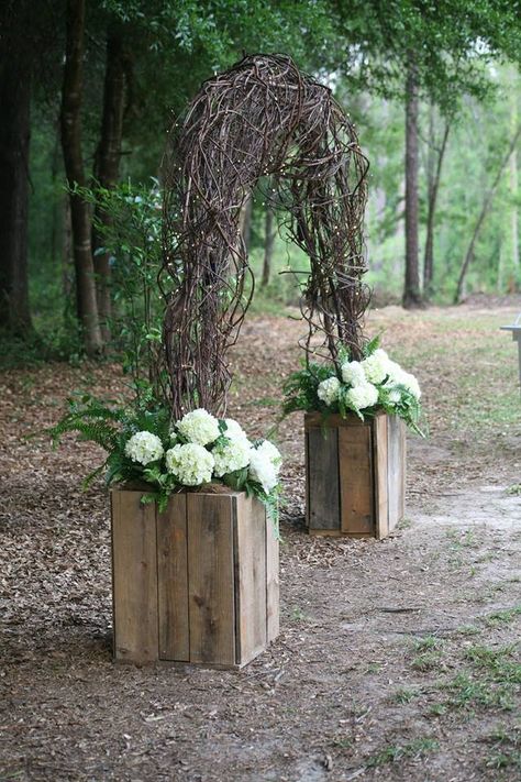 Wedding Arbors, Rustic Wedding Backdrops, Barn Wedding Decorations, Wedding Arbour, Rustic Wedding Flowers, Garden Art Projects, Outdoor Wedding Decorations, Garden Art Sculptures, Garden Art Diy