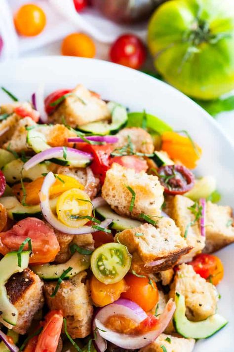 Heirloom Tomato Panzanella Salad - Aberdeen's Kitchen Tomato Panzanella Salad, Tomato And Bread Salad, Italian Bread Salad, Easy Italian Meatballs, Panzanella Salad Recipe, Panzanella Recipe, Basil Salad, Chicken Piccata Recipe, Red Wine Vinaigrette