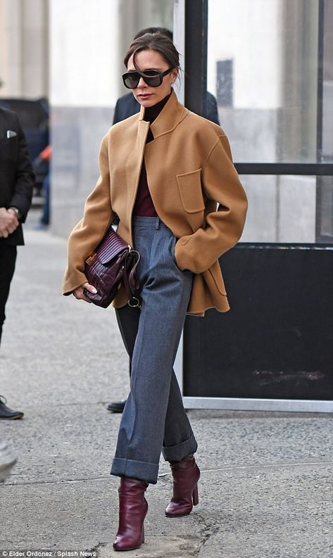 @TheBritttt Mode Over 50, Victoria Beckham Outfits, Chique Outfit, Victoria Beckham Style, Walking Down The Street, Woman Walking, Looks Street Style, Business Outfit, Looks Chic