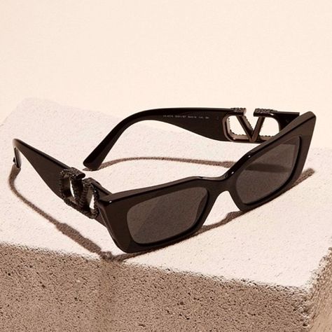 Valentino Sunglasses Women, Latest Sunglasses For Women, Sunglasses Aesthetic, Original Wayfarer Classic, Urban Outfitters Sunglasses, Valentino Sunglasses, Latest Sunglasses, Valentino Fashion, New Wayfarer