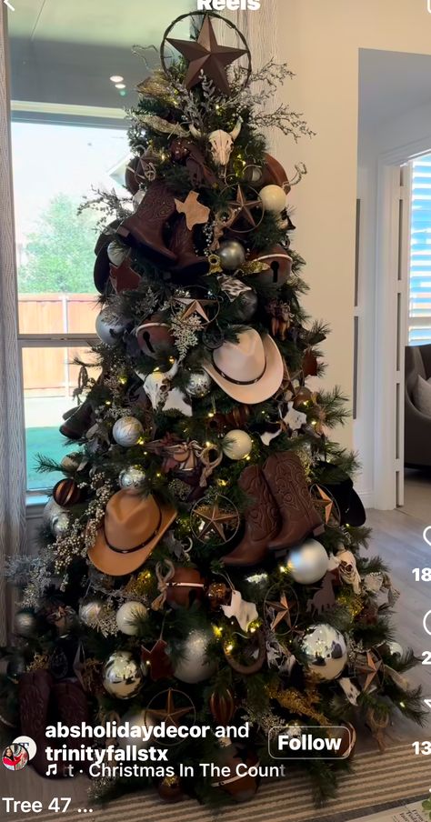 Christmas Tree Country Theme, Western Themed Christmas Tree, Barbed Wire Christmas, Western Christmas Tree Ornaments, Cowboy Christmas Tree Ideas, Cabin Christmas Tree, Western Tree, Cowboy Christmas Tree, Cowboy House