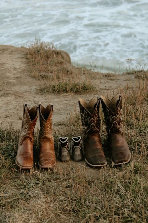 Country Baby Nursery Ideas, Vaquero Maternity Shoot, Baby Reveal Photoshoot Ideas, Wedding Pregnancy Announcement, Country Maternity Photoshoot, Western Maternity Pictures With Husband, Country Baby Announcing Ideas, Cowboy Baby Photoshoot, Cute Announcements Pregnancy