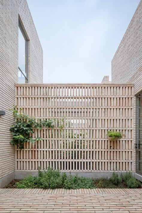 white clay brick residence revolves around interior courtyards in mexico city Breeze Blocks, Brick Architecture, Brick Facade, Patio Interior, Brick Walls, Design Del Prodotto, Design Exterior, Facade Architecture, Brick Design