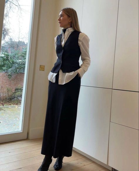 Faux Shearling Coat Outfit, Old Money Aesthetic Women, Black Waistcoat Outfit, Shearling Coat Outfit, Ootd Vest, Waistcoat Outfit Women, Outfit Ideas Basic, Old Money Style Women, Pretty Summer Outfits