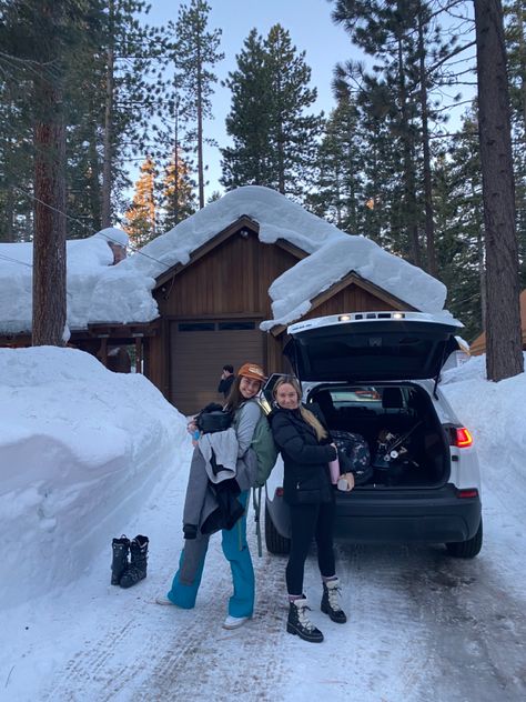 Winter Cabin With Friends Aesthetic, Ski House Aesthetic, Ski Trip Aesthetic Cabin, Family Ski Trip Aesthetic, Winter Cabin With Friends, Ski Trip Friends, Ski Trip Aesthetic Friends, Friends Cabin Trip, Ski Cabin Aesthetic