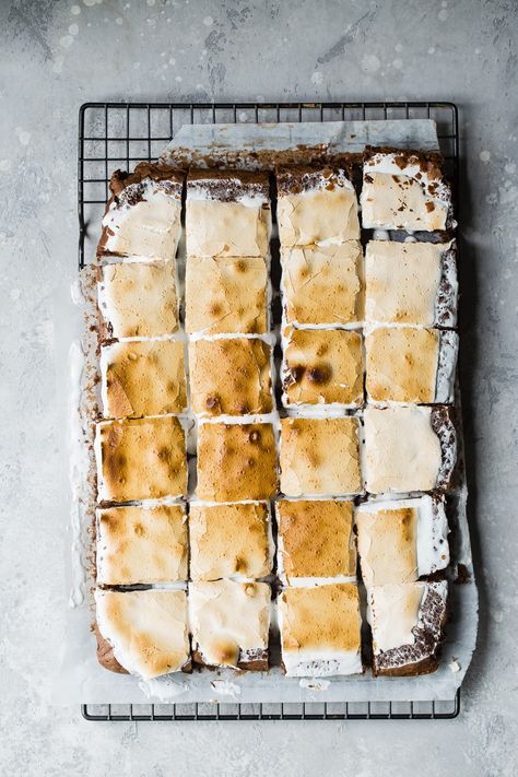 These s'mores brownies are three layers of deliciousness! Crushed graham crackers, chocolate brownie and toasted gooey marshmallow fluff on top! This is the ultimate summer dessert. #smores #brownies #chocolate #dessert Marshmallow Fluff Recipes, Butterscotch Blondies, Smores Brownies, Blondie Recipes, Cream Drinks, Blondies Brownies, Ice Cream Drinks, Chocolate Graham Crackers, Chewy Cookies