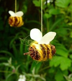 Waldorf Spring Crafts, Forest School Activities, Waldorf Crafts, Bee Garden, Classroom Art Projects, Cones Crafts, Nature Table, Pine Cone Crafts, Bee Crafts