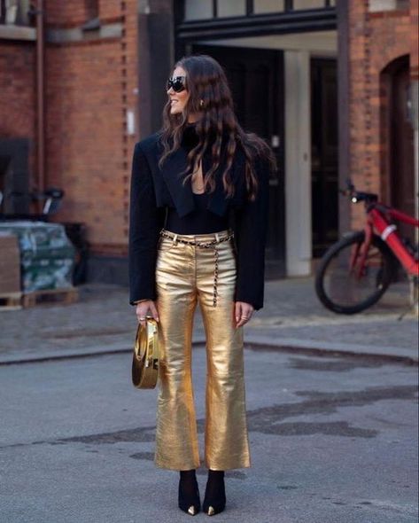 Gold Leggings Outfit, Gold Pants Outfit, Leather Pants Street Style, Marianne Theodorsen, 2023 Street Style, Metallic Trousers, Night Out Fashion, Bonnie Raitt, Cute Christmas Outfits