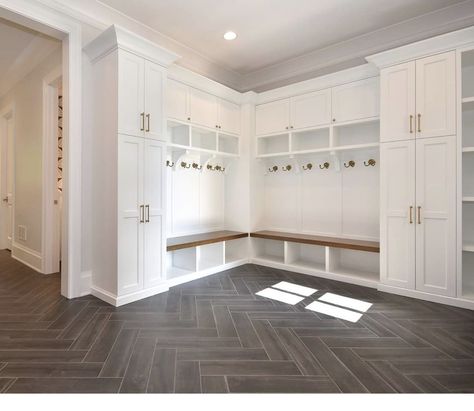 Big Laundry Mud Room Ideas, Mud Room Ideas Off Garage, Large Mud Room Laundry Room Combo, Laundry Room / Mudroom Ideas, Large Laundry Mud Room Ideas, Large Mud Room Ideas Entryway, Mud Room Living Room Combo, Mudroom With Cubbies And Bench, Mudroom Family Room Combo