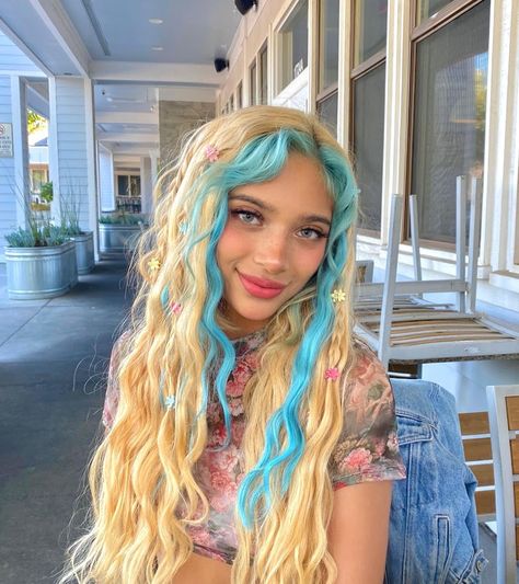 Reminds me of Lagoona Blue from Monster High The New Me, High Hair, Catty Noir, Lagoona Blue, Alternative Hair, New Hair Colors, Hair Inspiration Color, Hair Inspo Color, Dream Hair