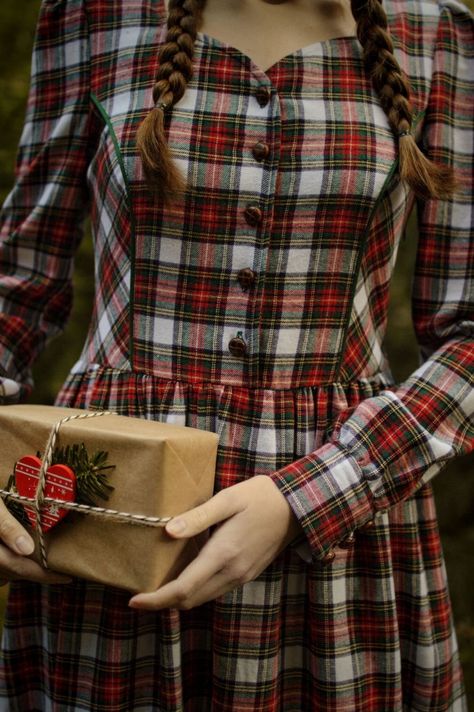 Cottage Outfit, Outfit Weihnachten, Cute Profile, Tartan Christmas, Country Fashion, Vestidos Vintage, Winter Dress, Christmas Fashion, Flannel Fabric