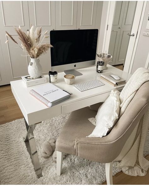 Minimalist Office Layout, Beige Study Room, Cozy White Office, Neutral Desk Aesthetic, Brown And White Office, Neutral Desk Decor, Beige Office Aesthetic, Office Inspo Aesthetic, Beige Office Decor