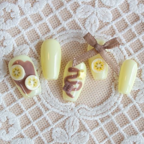 Chocolate banana inspired nail set 🍌🍫 fruity and fun! Nail Matching, Banana Nails, Split Nails, Food Nails, Yellow Nail Art, Kawaii Fruit, Fruit Slices, Banana Fruit, Nail Prep