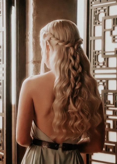 Elvish Hairstyles, Daenerys Targaryen Hair, Daenerys Hair, Targaryen Hair, Khaleesi Hair, Medieval Hairstyles, Gra O Tron, Fantasy Hair, Short Curly Hair