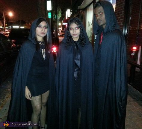 Volturi (Twilight characters) - Halloween Costume Contest via @costumeworks Volturi Twilight Costume, Twilight Vampire Costume, Twilight Costume Ideas, Twilight Halloween Costumes, Teen Vampire Costume, Twilight Costumes, Volturi Twilight, Twilight Halloween, Costumes For Groups