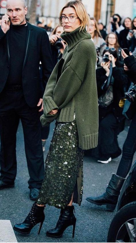 Love this casual feel to a glittery skirt #outfitideas #wintertrends #winterstyle Rok Outfit, Look Winter, London Fashion Weeks, Monochrome Outfit, Paris Mode, Looks Street Style, Street Style Trends, Fashion Weeks, Street Style Inspiration