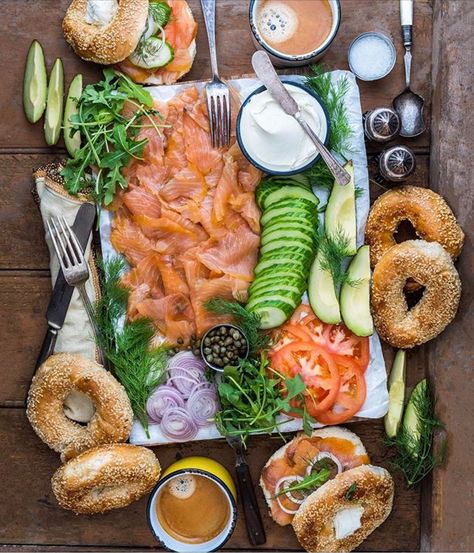 Bagel bar Bagel Bar, Sommer Mad, Party Food Platters, God Mat, Nutrition Education, Food Platters, Food Presentation, Bagels, Finger Food