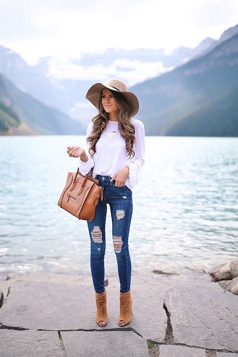 Southern Curls & Pearls: The Outfit Combo I Can't Stop Wearing Spring Outfits Ideas, How To Wear Jeans, Jeans Winter, Trendy Outfits Winter, Winter Ideas, Elegante Casual, Fashion Blogger Style, Outfits With Hats, Mode Inspiration