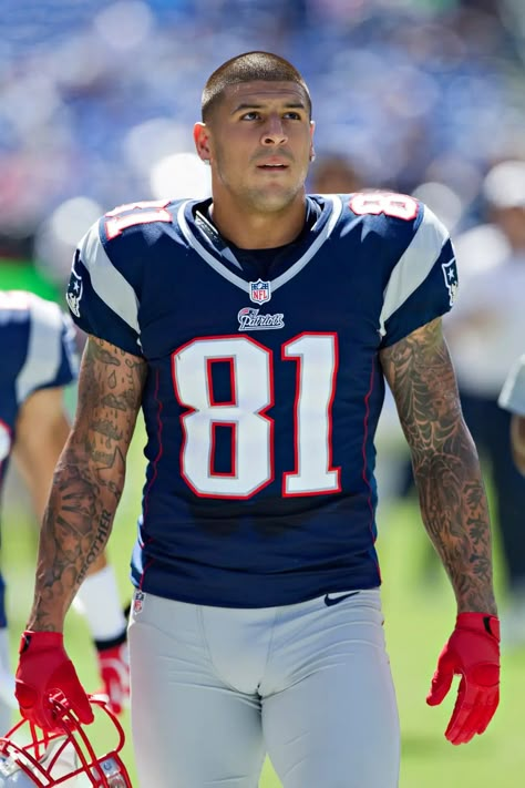 Aron Hernandez, Aaron Hernandez, Oscar Pistorius, Cute Couple Quotes, American Sports, School Football, Us Marine, Professional Football, Football Outfits