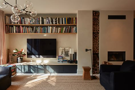 Tv And Bookcase Wall, Bookshelves Tv, Hipster Apartment, Crittall Doors, Earth Tone Living Room, Bookshelves With Tv, Low Bookshelves, Dnevna Soba, Room Bookshelf