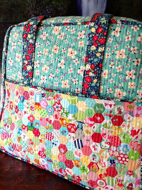 Quilted Travel Bag Free Pattern, Quilted Travel Bag, Weekender Bag Pattern Free, Amy Butler Weekender Bag, Weekender Bag Pattern, Handmade Travel Bag, Trendy Travel Bags, Duffle Bag Patterns, Diy Travel Bag