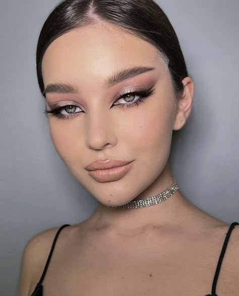 Makeup Trends 2024, Makeup For Night Out, Halo Makeup, Halo Eye Makeup, Club Makeup, Vampy Makeup, Makeup Ojos, Makeup Tumblr, Eye Makeup Looks