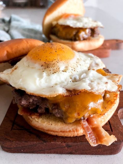 Eggs And Hamburger Ground Beef, Meat Breakfast Ideas, Blackstone Burgers, Slow Cooker Chicken Salsa, Breakfast Burger Recipe, Hamburger With Egg, Weight Watchers Pumpkin Muffins, Meat Breakfast, Weight Watchers Meals Dinner