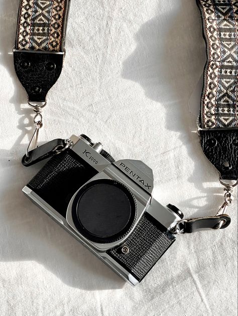 Film Camera Strap Aesthetic, Pentax Film Camera, Vintage Film Camera Aesthetic, Vlog Camera, Pentax K1000, Vintage Film Camera, Pentax Camera, Vlogging Camera, Camera Straps