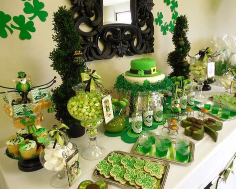 St. Patrick's Day Birthday Party Ideas | Photo 16 of 24 | Catch My Party Saint Patricks Party Ideas, Ireland Party, Sant Patrick, Irish Birthday, Irish Party, St Patricks Day Food, Shaped Cake, St Patrick's Day Decorations, Saint Patties