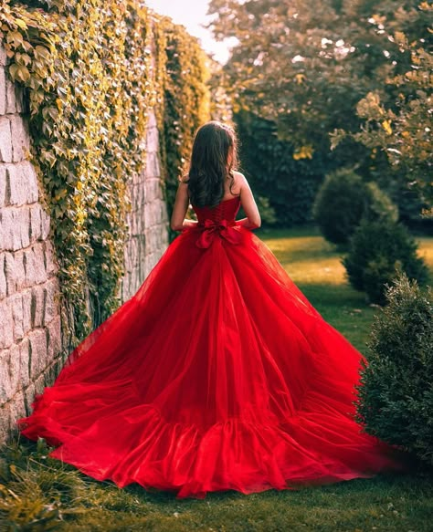 Red Quince Photoshoot Ideas, Quinceanera Photoshoot Ideas, 30th Photoshoot, Quince Photos, Quinceañera Photoshoot Ideas, Quince Photoshoot Ideas, Red Long Prom Dress, 20s Theme, Quince Photoshoot