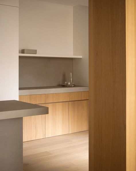 This minimalist kitchen combines warm wood cabinetry with sleek neutral countertops, creating a clean and serene atmosphere. The subtle design offers a perfect balance of simplicity and functionality.  #MinimalistKitchen #NaturalWood #NeutralTones #InteriorDesign #ModernLiving #WarmInteriors #KitchenInspiration Historic Apartment, Light Wood Kitchens, Styl Hampton, Small Kitchen Design, Old Apartments, Minimal Lighting, Contemporary Apartment, Black Bar Stools, Minimal Home