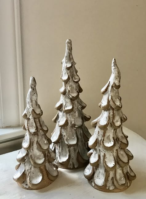 Pottery Christmas Trees Diy, Pottery Trees Clay, Pottery Xmas Trees, Hand Built Pottery Christmas Trees, Holiday Pottery Ideas, Pottery Christmas Ideas, Christmas Ceramics Ideas, Christmas Pottery Ideas Ceramics, Ceramic Tree Christmas