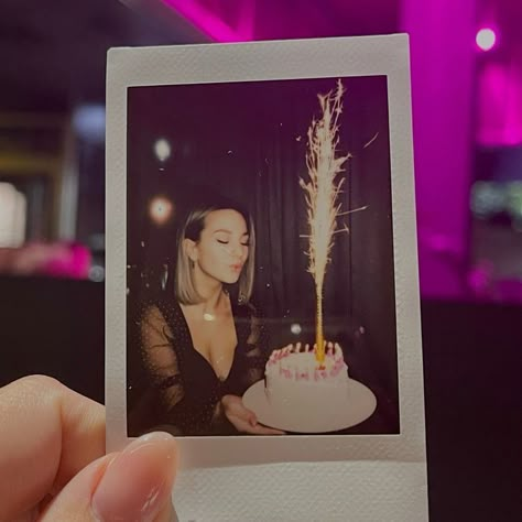 Birthday Polaroids Aesthetic, Polaroid Pictures Birthday, Polaroid Birthday Pictures, Birthday Polaroid Pictures, Polaroid Birthday, Birthday Girl Aesthetic, 18th Birthday Photoshoot, Birthday Photo Inspo, Birthday Polaroid