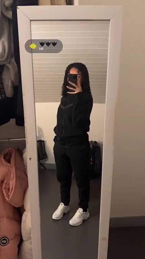 Black Nike Tech Outfit Women, Nike Tech On Women, Nike Tech With Leggings, Outfits With Nike Tech, Nike Tech Girl Outfit, Nike Tech Noir, Nike Set Outfits, Nike Tech Outfits Women, Black Nike Tech Outfit