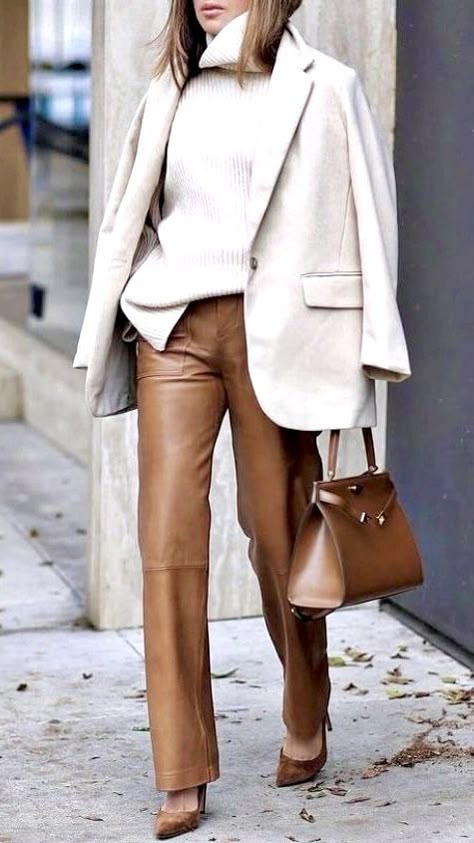 Chic Style Inspiration, Brown Leather Pants, Thanksgiving Outfit Ideas, Cute Thanksgiving Outfits, What To Wear Fall, Thanksgiving Outfit Women, Leather Pants Outfit, Elegante Casual, Brown Pants