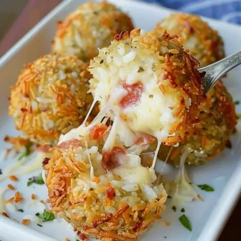 Rice Balls with Cheese & Pepperoni Bacon Rice, Cheesy Rice, Cheese Rice, Best Appetizer Recipes, Cooking Chicken To Shred, Rice Balls, Balls Recipe, Rice Crispy, Best Appetizers