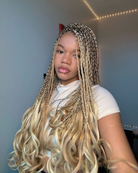 Color 613 Braids, Hair Aesthetic Braids, Winter Box Braids, Knotless Braids With Curled Ends, Light Blonde Braids, 613 Box Braids, Braids With Curled Ends, Blonde French Curl Braids, Braids Color Ideas