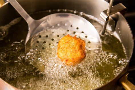 The 5 Rules of Frying / How To Deep Fry Anything Deep Fryer Recipes, Membran Sel, Clam Cakes, Deep Fried Food, Clam Bake, Deep Fry, Crispy Fried Chicken, Deep Frying, Cooks Illustrated