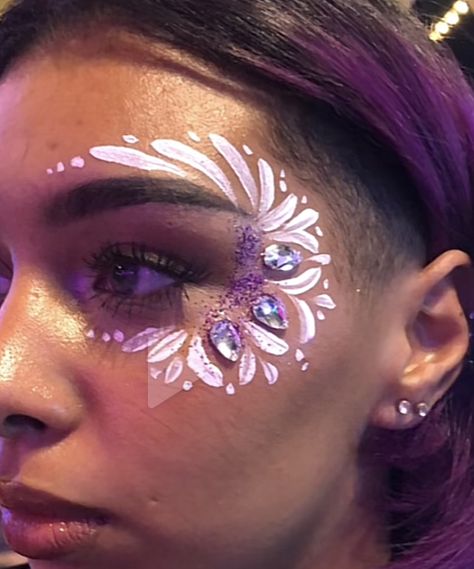 Face Paint Designs For Adults, Face Paint With Gems, Face Painting Glitter, Adult Face Paint Ideas, Glitter Bar Ideas, Face Painting Designs For Adults, Face Painting For Adults, Face Painting Designs Creative, Face Painting Aesthetic