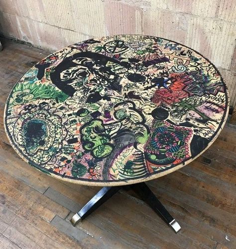 Graffiti Table Ideas, Punk Kitchen Decor, Graffiti Decor Interior Design, Punk Apartment Decor, Punk Decor Apartments, Punk Rock Decor, Diy Punk Decor, Punk House Aesthetic, Punk House Decor