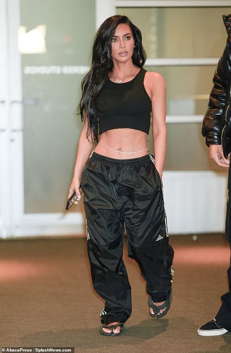 Kim Kardashian Adidas, Kardashian Style Casual, Kim Kardashian Yeezy, Black Crop Top Outfit, Estilo Kim Kardashian, Adidas Clothing, Dash Dolls, Estilo Kardashian, Kim Kardashian Outfits