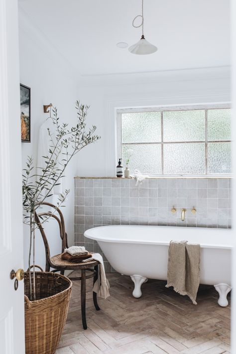 Style Deco, Bathroom Renos, Bath Tub, Cozy Cottage, Beautiful Bathrooms, House Inspo, Bathroom Inspiration, Bathroom Interior Design, Bathroom Interior