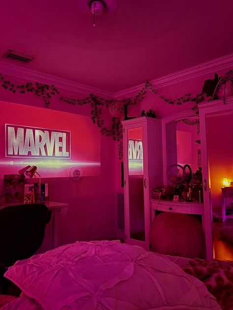 Cozy Projector Room Ideas, Aesthetic Room Projector, Movie Projector In Bedroom, Tvd Bedroom Ideas, Bedroom Movie Projector, Marvel Movie Night Aesthetic, Marvel Bedroom Ideas Aesthetic, Movie Lover Bedroom, Teen Marvel Bedroom