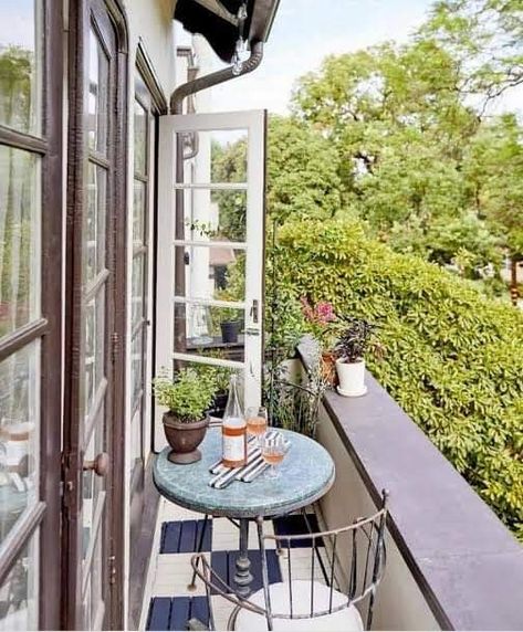 Tile Hacks, Narrow Balcony, Small Apartment Balcony Ideas, Apartment Balcony Ideas, Tiny Balcony, Balcony Plants, Diy Ikea, Emily Henderson, Apartment Balcony