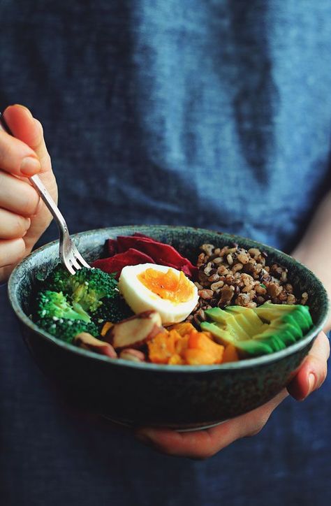 The Complete Nourishing Winter Bowl - made with simple, nutrient-rich foods, protein-carbs balanced. Winter Bowl, Breakfast Low Carb, Munnar, God Mat, Diet Vegetarian, Spoiler Alert, Food Bowl, Deviled Eggs, No Carb Diets