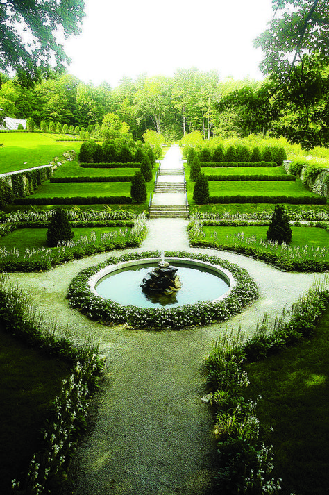 Italian Garden Design, Formal Garden Design, Domino Magazine, European Garden, Estate Garden, Rustic Italian, Italian Landscape, Formal Garden, Classic Garden