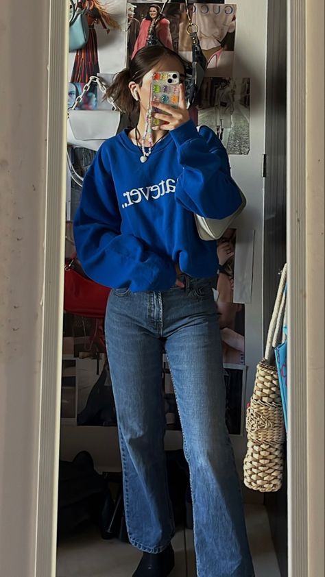 Blue top
Blue hoodie 
Outfit of the day
Relax outfit
Basic 
Outfit inspo
Style 
Moda
Ropa 
Look Blue Hoodie Outfit Aesthetic, Blue Hoodie Outfit, Dark Blue Jeans Outfit, Hoodie Outfit Aesthetic, Sweatshirt Outfits, Blue Jean Outfits, Crop Top With Jeans, Lazy Day Outfits, Grey Outfit