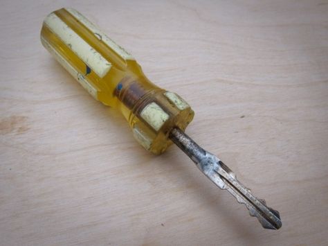 How To Make A Screwdriver-Key So It Looks Like You Stole Your Own Car Key Diy, Nice Designs, Diy For Men, Rat Rod, Car Keys, Super Funny, Cool Gadgets, Key Fob, Screwdriver