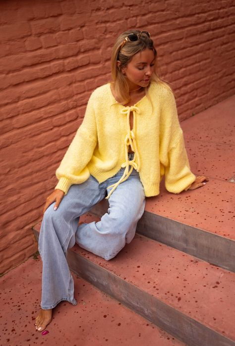 Our yellow cardigan is the perfect layer for those breezy summer nights to come. Featuring long sleeves, bows to tie at the chest, and a loose, flowy fit, it's an instant wardrobe staple. Our model also wears the Marcus jeans One size (fits from us 2-4-6-8) Length 20.08 in - Width 22.44 in 65% acrylic - 17% polyamide - 9% wool - 9% viscose Washing: handwash only Yellow And Jeans Outfit, Yellow Outfit Casual, Yellow Fall Outfits, Therapist Fits, Pop Of Color Outfits, Yellow Raincoat Outfit, Yellow Cardigan Outfit, Cool Teacher Outfits, Layered Summer Outfits