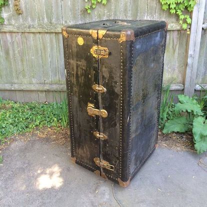 Steamer Trunk Bar, Trunk Bar, Fall Plaid Decor, Antique Steamer Trunk, Accent Wall Stencil, Dollar Store Halloween, Antique Trunk, Travel Trunk, Vintage Trunks